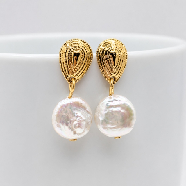 Boucles d’oreilles dorées avec perles blanches