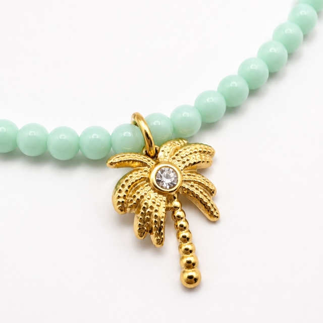 Collier doré avec pendentif palmier et perles vert d’eau