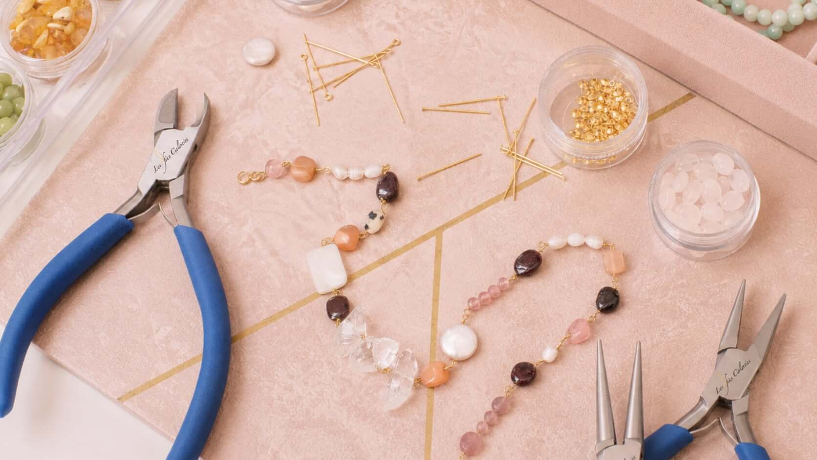 Bijoux, perles et outils d’atelier pour une création sur mesure