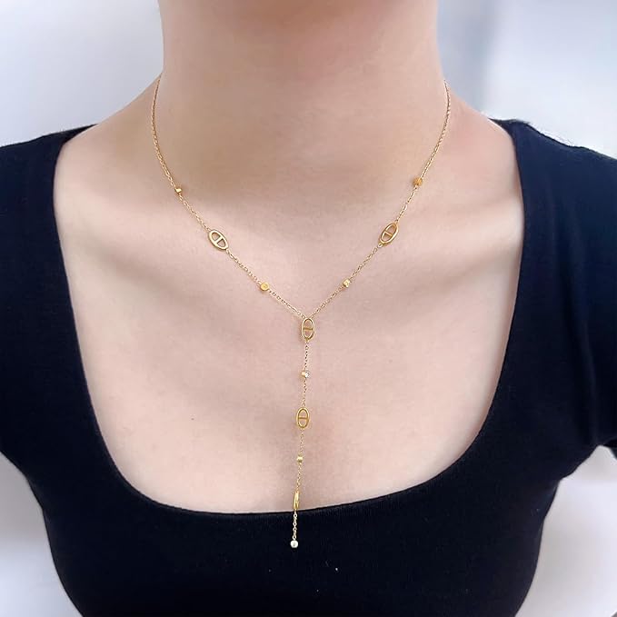 Collier Lisa doré porté avec un décolleté noir